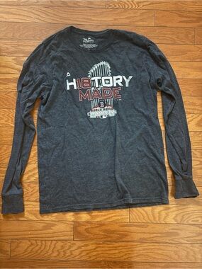 Majestic Men’s Long Sleeve Graphic Tee in Charcoal with Red & White ascents.